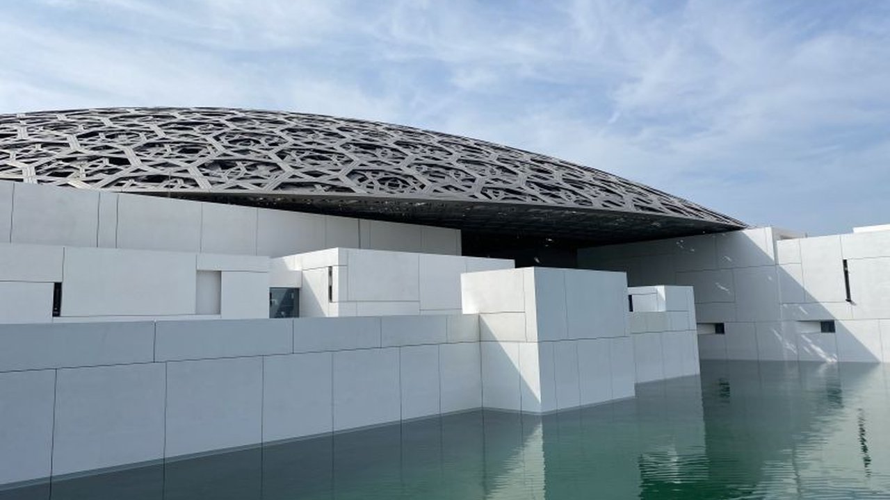 Louvre Abu Dhabi bukan sekadar museum, melainkan pernyataan ambisi Uni Emirat Arab untuk menempatkan budaya sebagai pilar pembangunan dan diplomasi global, melampaui identitas negara kaya minyak.