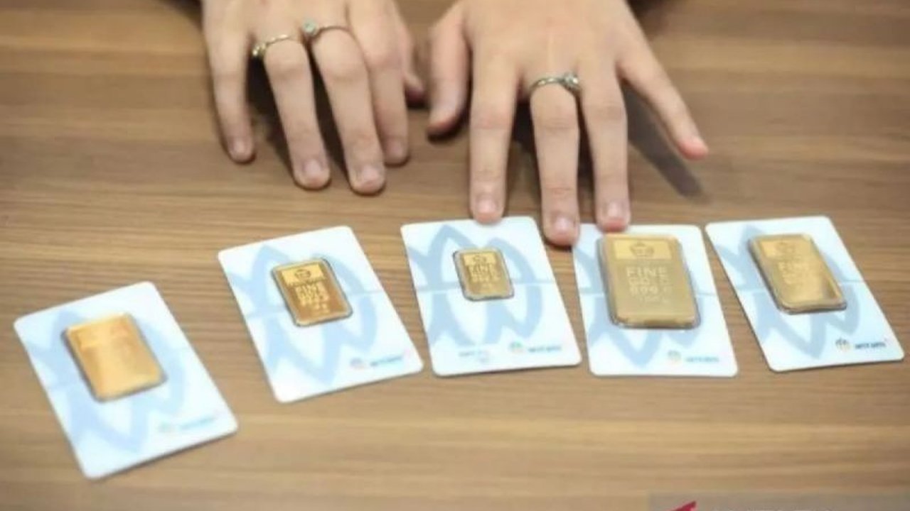 Badan Pusat Statistik (BPS) mengumumkan kondisi geopolitik dan geoekonomi global menjadi faktor utama kenaikan harga emas, mendorong investor mencari safe haven. Simak detailnya!