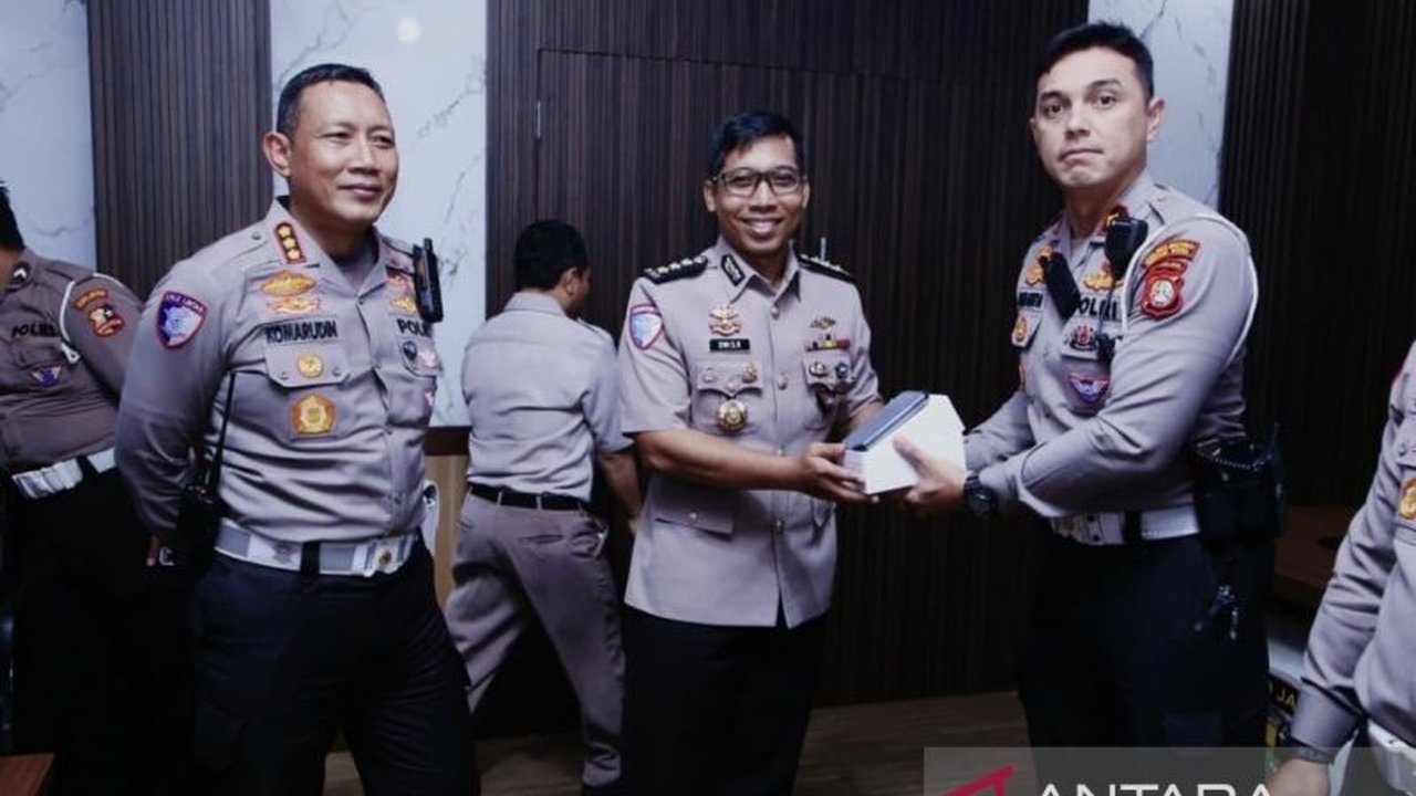 Polda Metro Jaya kini dilengkapi 40 unit ETLE Mobile Handheld Presisi dari Korlantas Polri. Peningkatan ini bertujuan modernisasi sistem penindakan pelanggaran lalu lintas dan menjamin transparansi, bagaimana sistem ini bekerja?