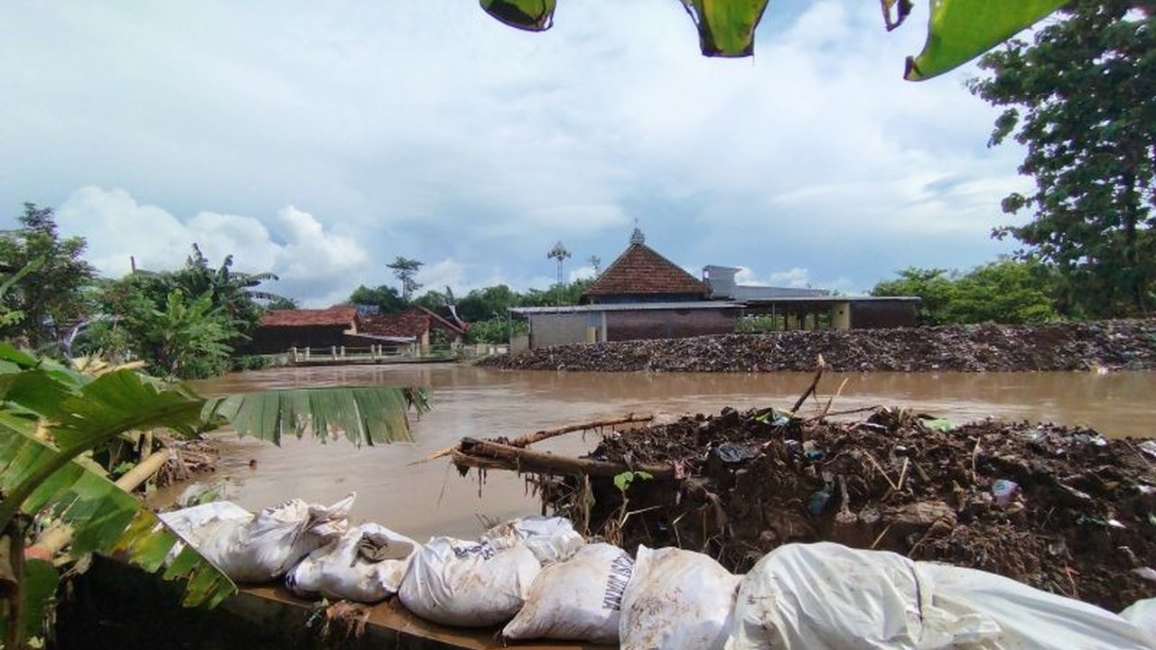 Tanggul jebol di Desa Golantepus, Kudus, memicu banjir meluas dan berdampak pada ribuan warga. Warga bergotong royong tangani tanggul jebol, namun debit air sungai yang tinggi terus menjadi tantangan.
