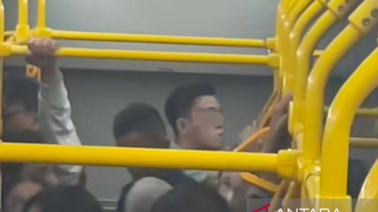 Dua pria berinisial HW dan FTR ditangkap Polrestro Jakut atas dugaan pelecehan seksual terhadap seorang wanita di bus Transjakarta, memicu pertanyaan tentang keamanan transportasi publik.