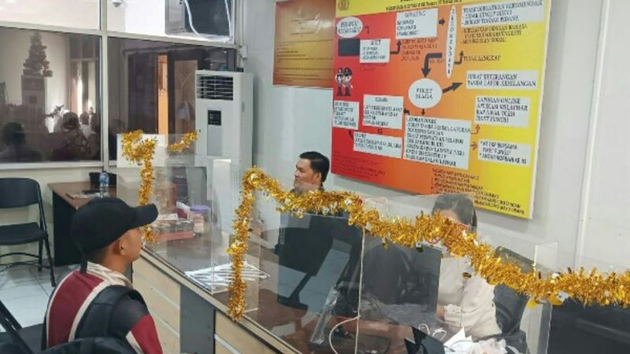 Polda Sulawesi Utara mencatat 12 kasus penipuan online sepanjang tahun 2025. Masyarakat diimbau untuk waspada terhadap modus kejahatan siber yang kian beragam, mulai dari file APK kurir hingga tawaran kerja palsu, guna menghindari kerugian materiil.