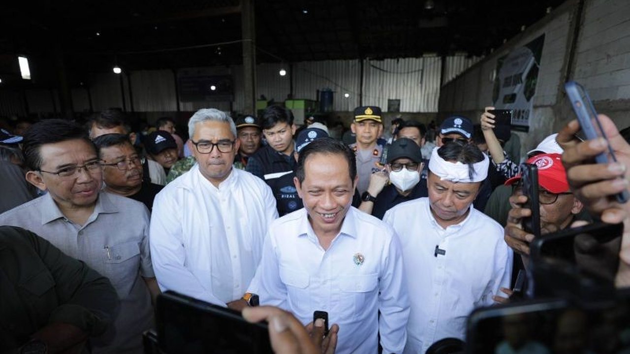 Menteri Lingkungan Hidup Hanif Faisol Nurofiq meminta Pemerintah Kota Bandung tidak lagi menggunakan insinerator untuk pengelolaan sampah, menekankan bahaya bagi lingkungan dan kesehatan, serta mendorong metode yang lebih ramah lingkungan.