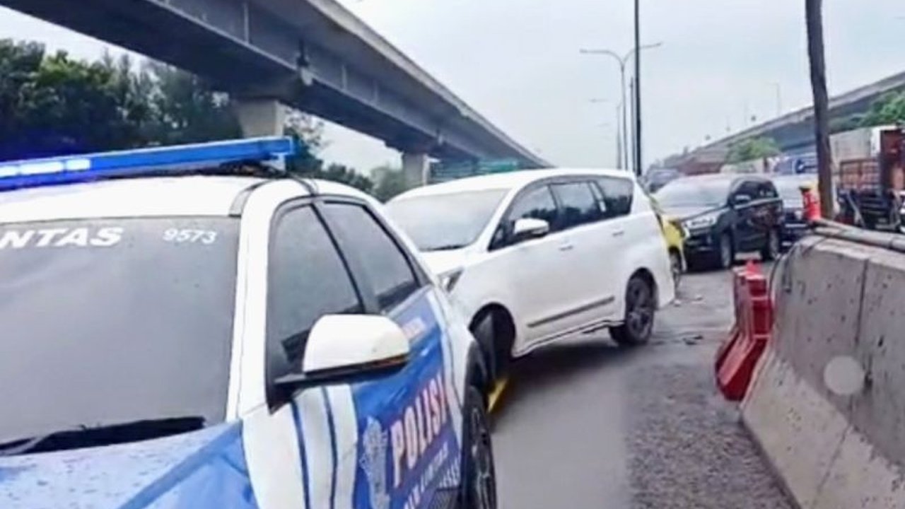 Jasa Marga dan kepolisian menerapkan rekayasa lalu lintas contraflow di Tol Jakarta-Cikampek untuk mengurai kepadatan lalu lintas selama libur panjang Isra Miraj. Simak detail rekayasa lalu lintas ini.