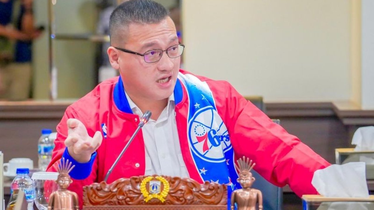 Anggota DPRD DKI Jakarta menolak tegas wacana Pilkada melalui DPRD, menilai langkah ini sebagai kemunduran demokrasi yang merampas hak politik rakyat. Simak alasan kuat penolakan Pilkada melalui DPRD ini!