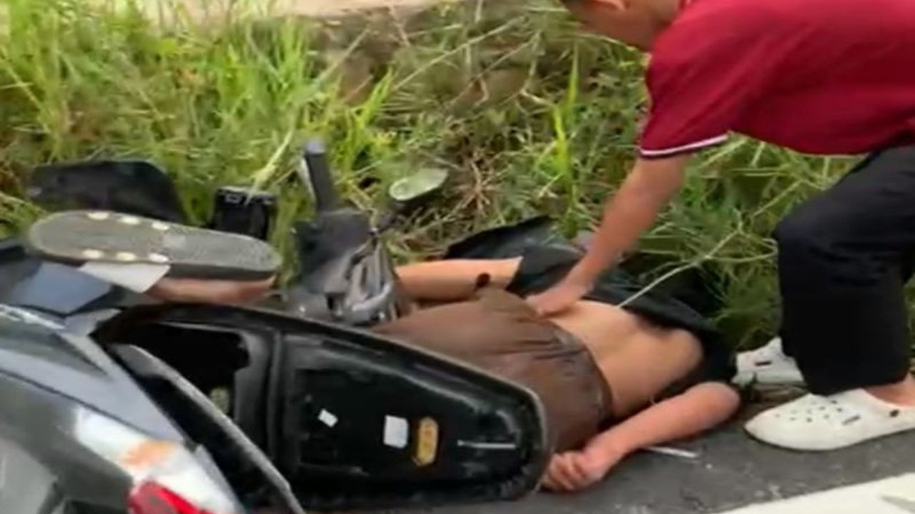Dua remaja tewas dan satu lainnya luka-luka dalam insiden kecelakaan balap liar Banjarmasin di Jalan Ibnu Sina, Banjarmasin Selatan. Polisi tengah menyelidiki kronologi lengkap kejadian tragis ini.