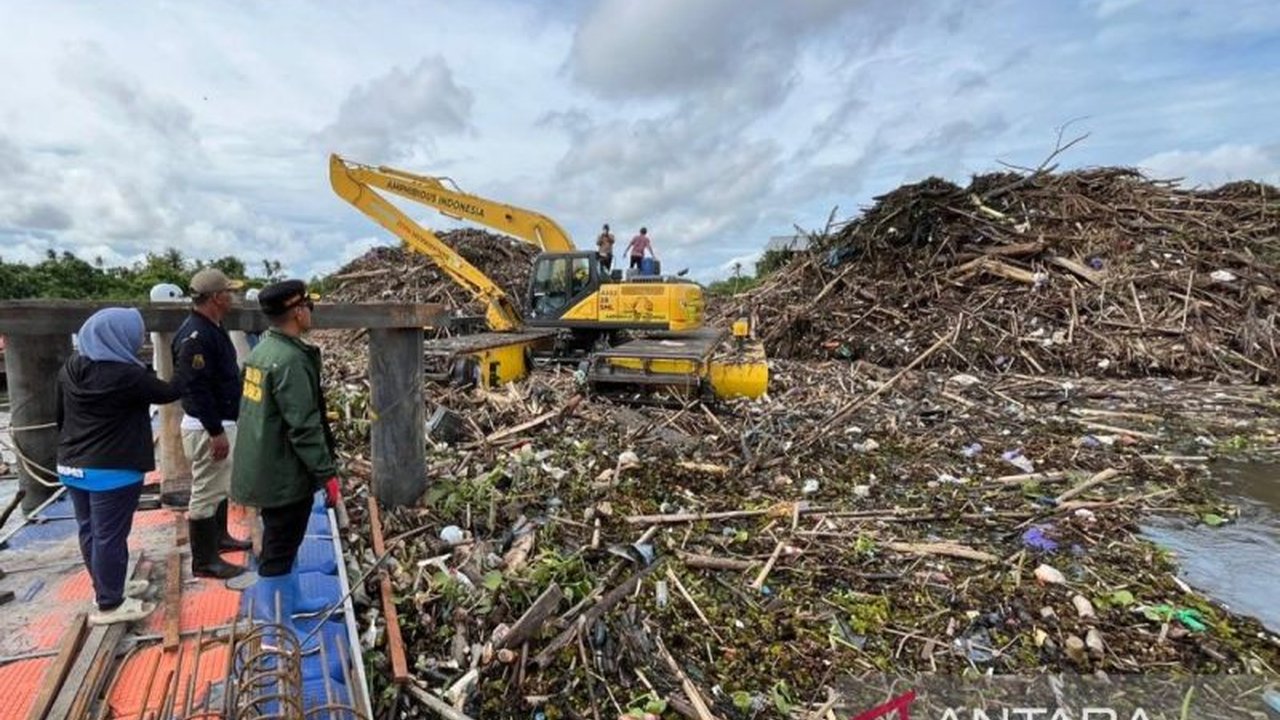 Dinas Lingkungan Hidup Kota Banjarmasin bergerak cepat menangani peningkatan volume sampah pasca banjir. Simak upaya penanganan sampah pasca banjir Banjarmasin dan imbauan penting bagi masyarakat.