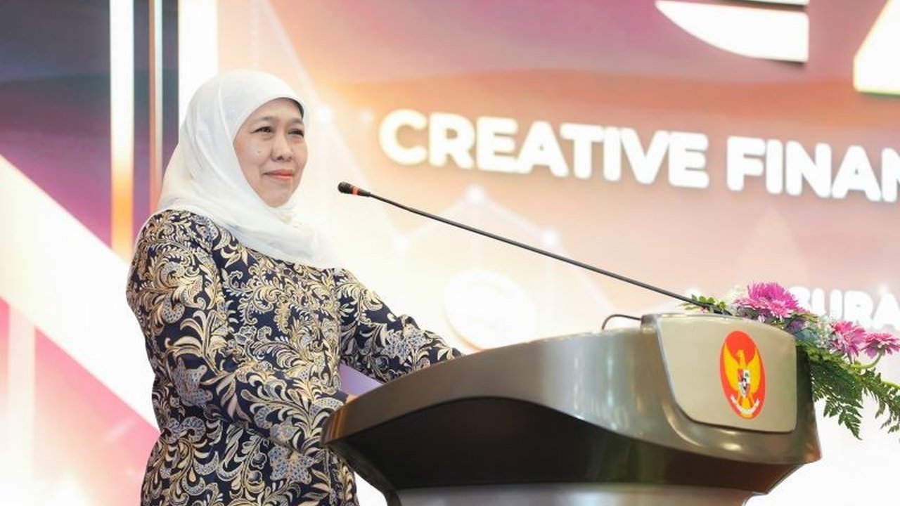 Gubernur Jawa Timur Khofifah Indar Parawansa menginisiasi strategi creative financing tanpa menambah beban masyarakat, sekaligus menekankan perubahan mindset birokrasi demi peningkatan kualitas layanan publik di Jawa Timur.