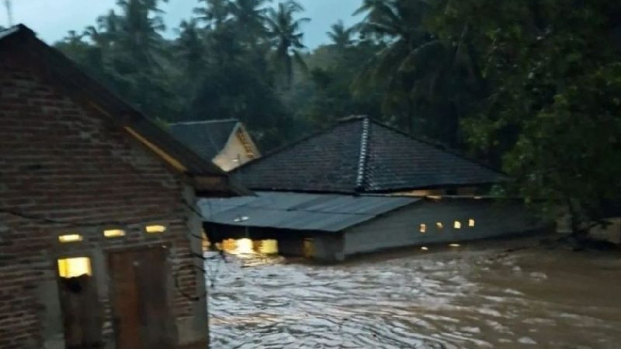 Banjir NTB pada pertengahan Januari 2026 menyoroti kerentanan wilayah akibat kombinasi cuaca ekstrem dan degradasi lingkungan. Artikel ini mengupas akar masalah serta urgensi kebijakan berkelanjutan untuk mengatasi Banjir NTB.