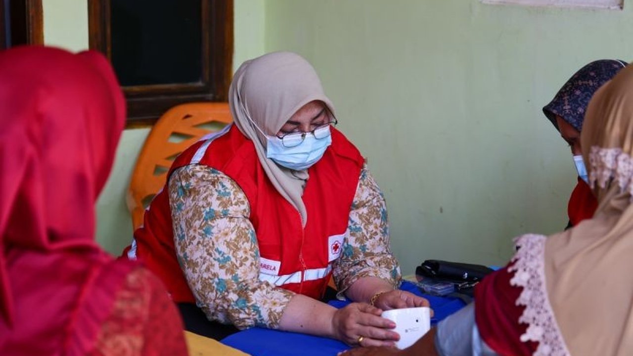 Wakil Bupati Kotawaringin Timur (Kotim) Irawati memimpin langsung aksi kemanusiaan di Sumatera Utara, memberikan layanan kesehatan gratis dan bantuan finansial bagi korban banjir, wujud nyata solidaritas Pemkab Kotim.