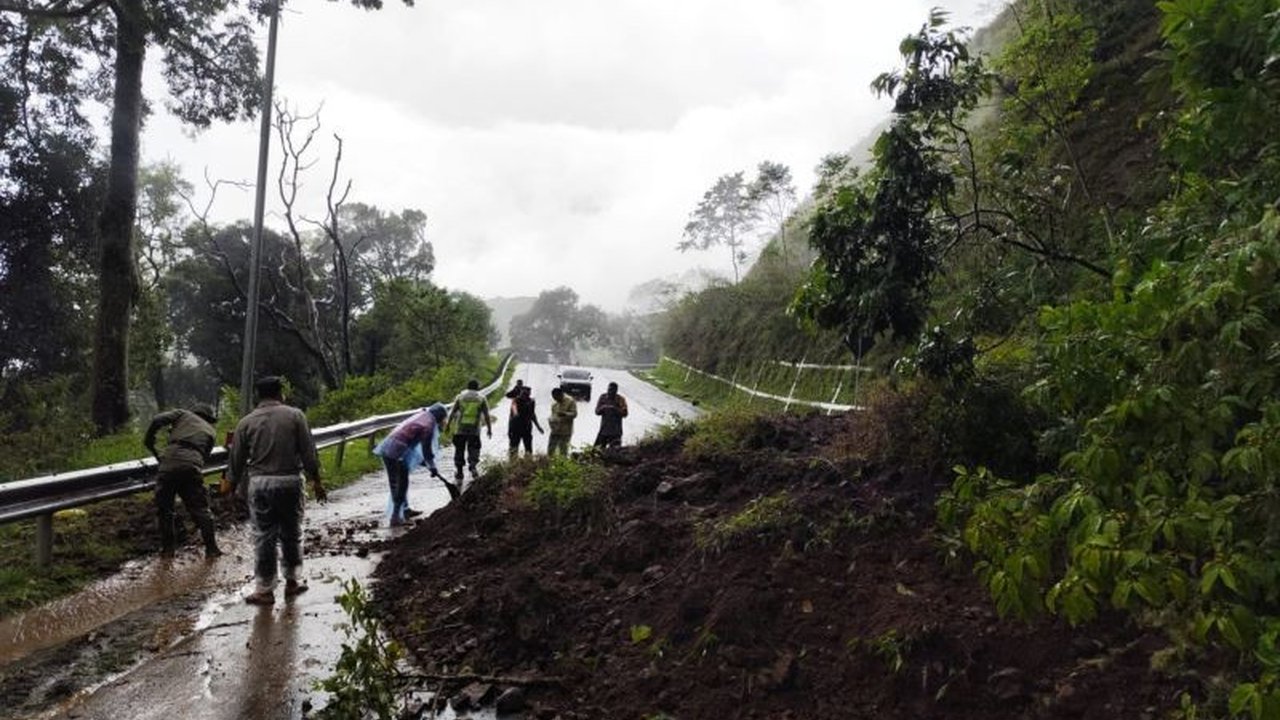 Akses jalan menuju tempat wisata di Lombok Timur sempat terganggu akibat longsor Lombok Timur yang menimbun badan jalan. Petugas gabungan dan warga bergotong royong membersihkan material, memastikan tidak ada korban jiwa dalam insiden ini.