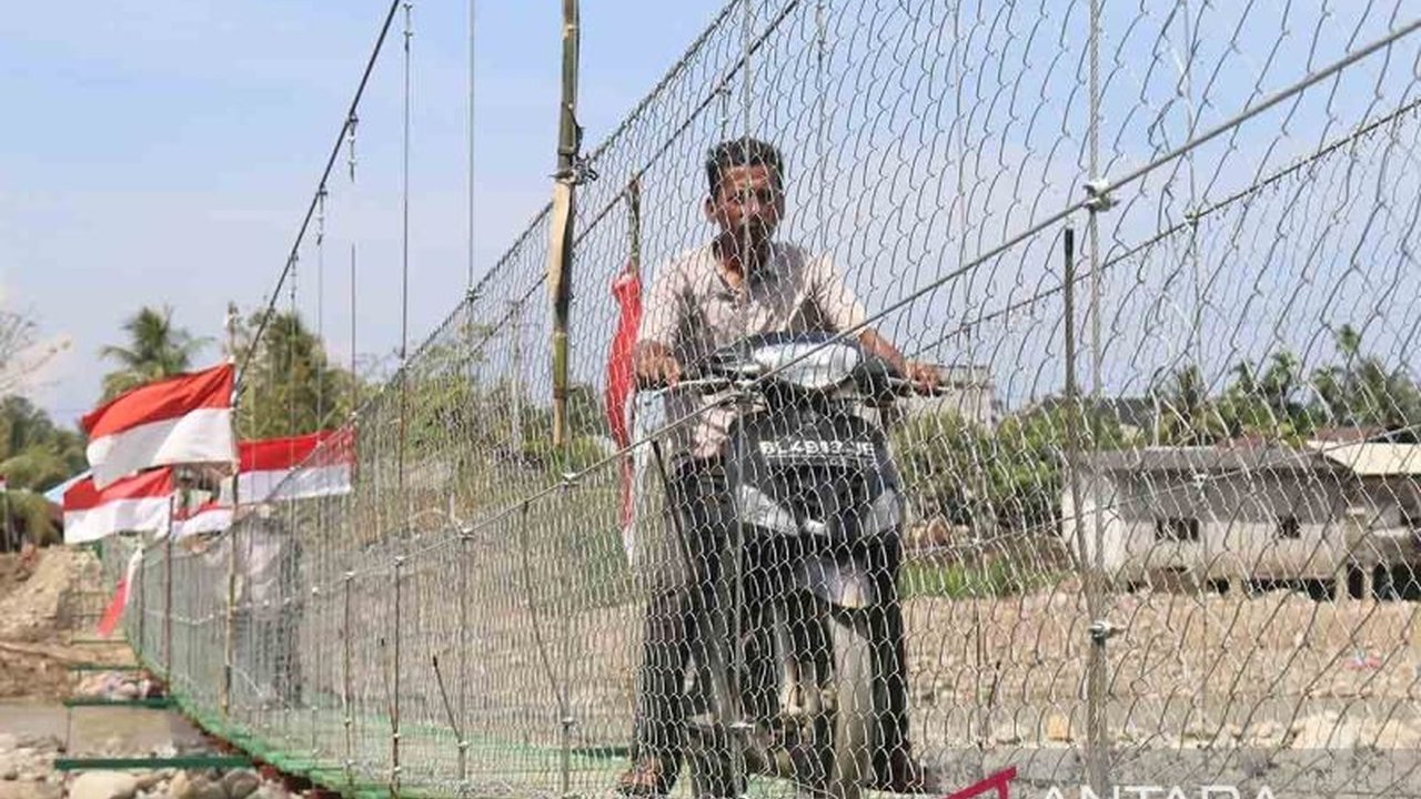 Setelah terputus akibat banjir, akses dua desa di Pidie Jaya kembali terhubung berkat Jembatan Gantung Pidie Jaya yang baru. Pembangunan ini membawa harapan baru bagi warga.
