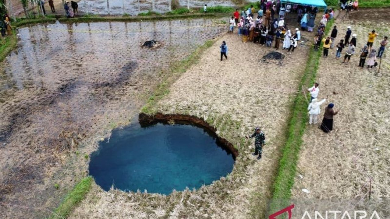 Kepala Pusat Riset Kebencanaan Geologi BRIN, Adrin Tohari, mengungkapkan bahwa air sinkhole yang terbentuk akibat runtuhan tanah ternyata mengandung bakteri dan logam berat berbahaya, sehingga tidak layak dikonsumsi tanpa analisis kimia.