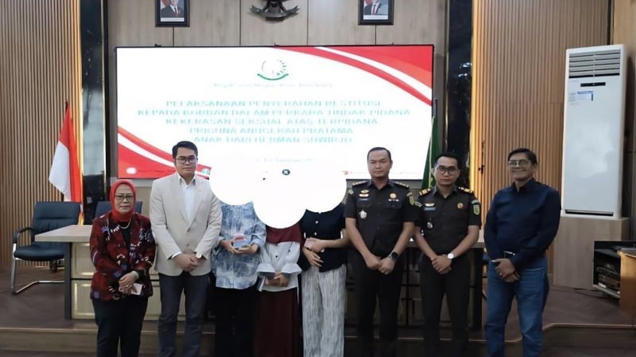 Lembaga Perlindungan Saksi dan Korban (LPSK) menyerahkan restitusi senilai Rp137 juta kepada tiga korban tindak pidana kekerasan seksual (TPKS) yang dilakukan oleh dokter PAP di Bandung. Langkah ini menjadi preseden baik dalam penegakan hukum TPKS.