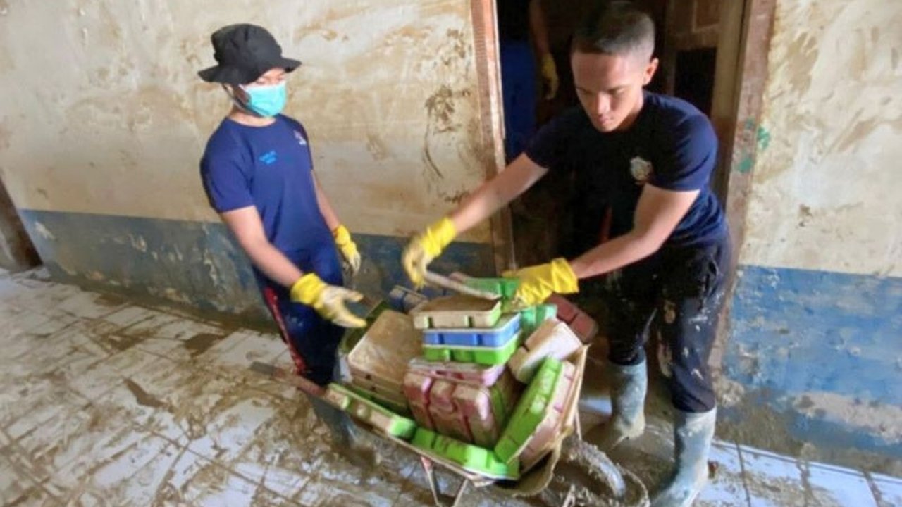 Taruna Poltekpin Bersihkan Aceh Tamiang pascabencana, fokus pada lapas, rumah dinas, dan sekolah. Aksi ini menunjukkan komitmen pengabdian dan kepedulian sosial mereka.