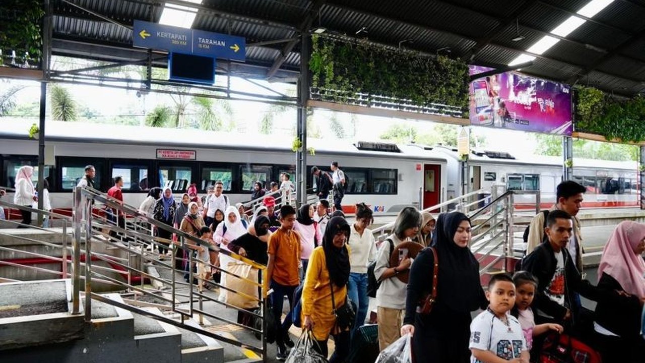 PT Kereta Api Indonesia (Persero) Divisi Regional IV Tanjungkarang mencatat penjualan tiket hingga 9.957 selama momentum libur panjang Isra Mikraj, menunjukkan tingginya minat masyarakat pada moda transportasi kereta api.