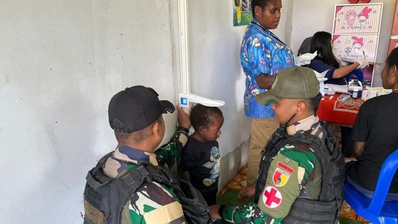 Satgas Yonif 511/DY aktif mendukung program penanganan stunting di Kabupaten Lanny Jaya, Papua Pegunungan, melalui sinergi pelayanan kesehatan dan edukasi gizi untuk masa depan Indonesia Emas 2045.
