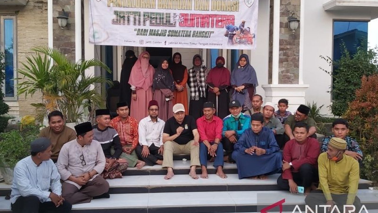 Ketua Umum JATTI, Ustadz Bachtiar Nasir (UBN), menyalurkan bantuan sosial kepada alumni Timur Tengah yang menjadi korban banjir di Aceh Tamiang dan Langkat, menegaskan pentingnya Bantuan UBN Alumni Timur Tengah.