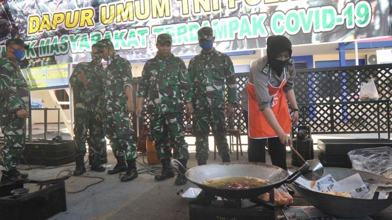 Dapur umum TNI terus mengepul tanpa henti, memastikan kebutuhan konsumsi masyarakat dan prajurit terpenuhi di wilayah bencana Sumatera Barat, sekaligus mempercepat pemulihan infrastruktur vital.