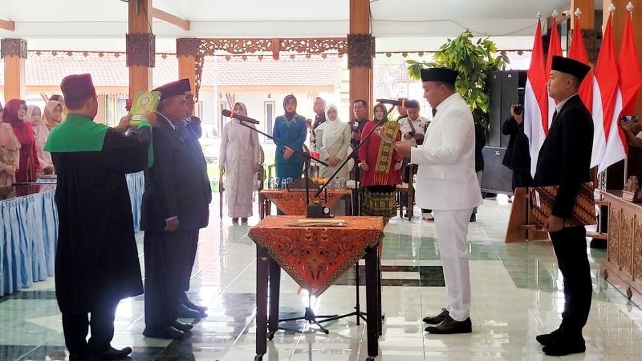 Bupati Situbondo Yusuf Rio Wahyu Prayogo merombak 26 pejabat eselon II dalam mutasi besar, bertujuan membentuk tim impian yang mampu menerjemahkan program prioritas dan mempercepat kinerja pemerintahan daerah.