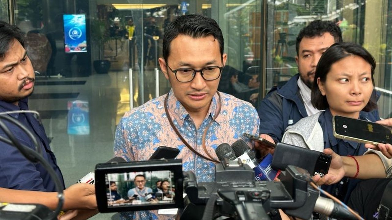 KPK terus mendalami kasus suap proyek di Bekasi. Terbaru, KPK Dalami Komunikasi Iin Farihin, anggota DPRD Kabupaten Bekasi, dengan tersangka HM Kunang, ayah Bupati nonaktif Ade Kuswara Kunang. Apa peran Iin Farihin dalam kasus ini?