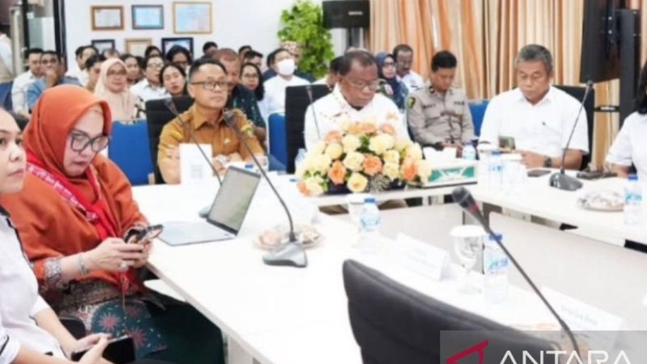 Komitmen Presiden Prabowo membangun kampus kedokteran gratis menjadi harapan baru di tengah carut-marut sistem pendidikan dokter spesialis. Mampukah Kampus Gratis Prabowo menjadi pemicu reformasi total dan mengatasi kekurangan dokter di Indonesia?