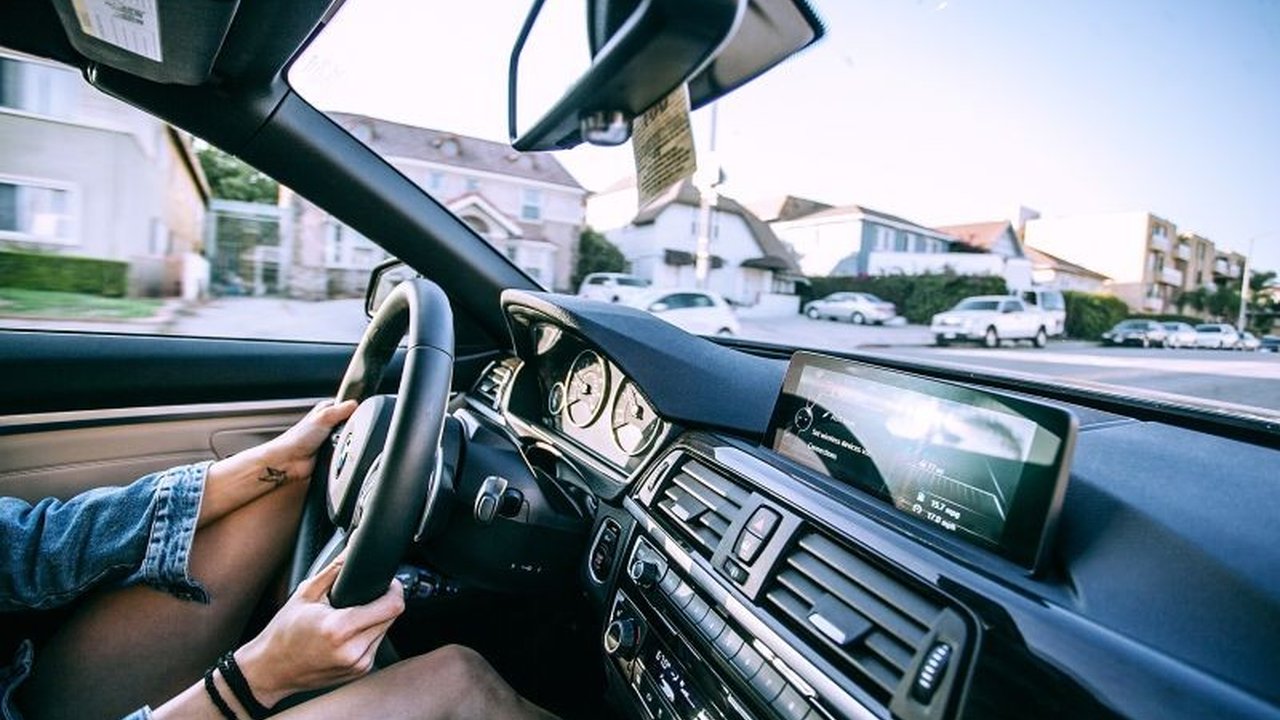 Pengamat menyoroti betapa krusialnya Kontrol Emosi Pengemudi untuk mencegah insiden lalu lintas, mengingatkan pengemudi agar selalu tenang dan memahami kendaraan mereka demi keselamatan bersama.