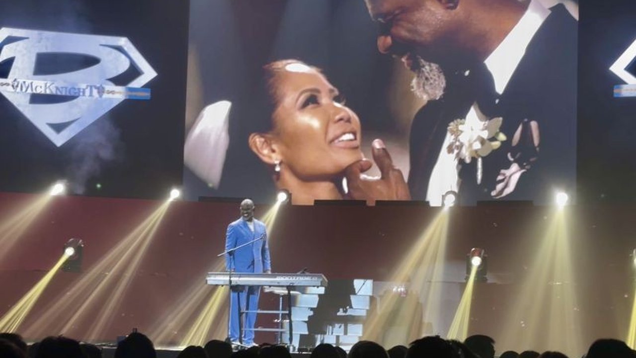 Brian McKnight Konser Jakarta sukses memukau penonton, di mana lagu 'Everything' menjadi momen personal sang penyanyi berbagi kisah cinta yang mengubah hidupnya.