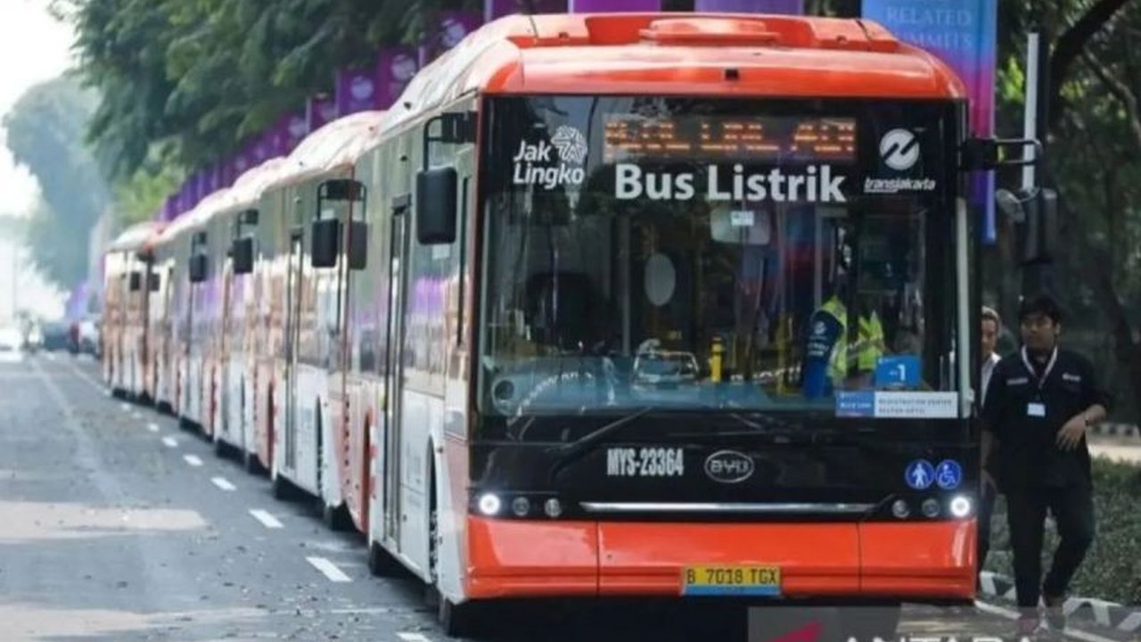 Berbagai kasus kriminal Jakarta mencuat pada Jumat kemarin, mulai dari tindakan asusila di Transjakarta, pemukulan wanita, hingga perkembangan kasus ijazah palsu Presiden Jokowi. Simak detailnya.