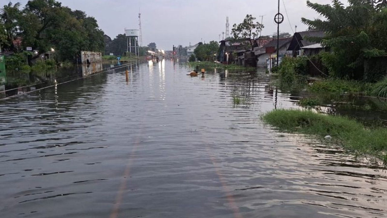 Banjir merendam jalur kereta api antara Stasiun Pekalongan dan Sragi, menyebabkan Jalur KA Pekalongan Terputus Banjir. Simak dampak dan upaya mitigasi PT KAI untuk keselamatan perjalanan.