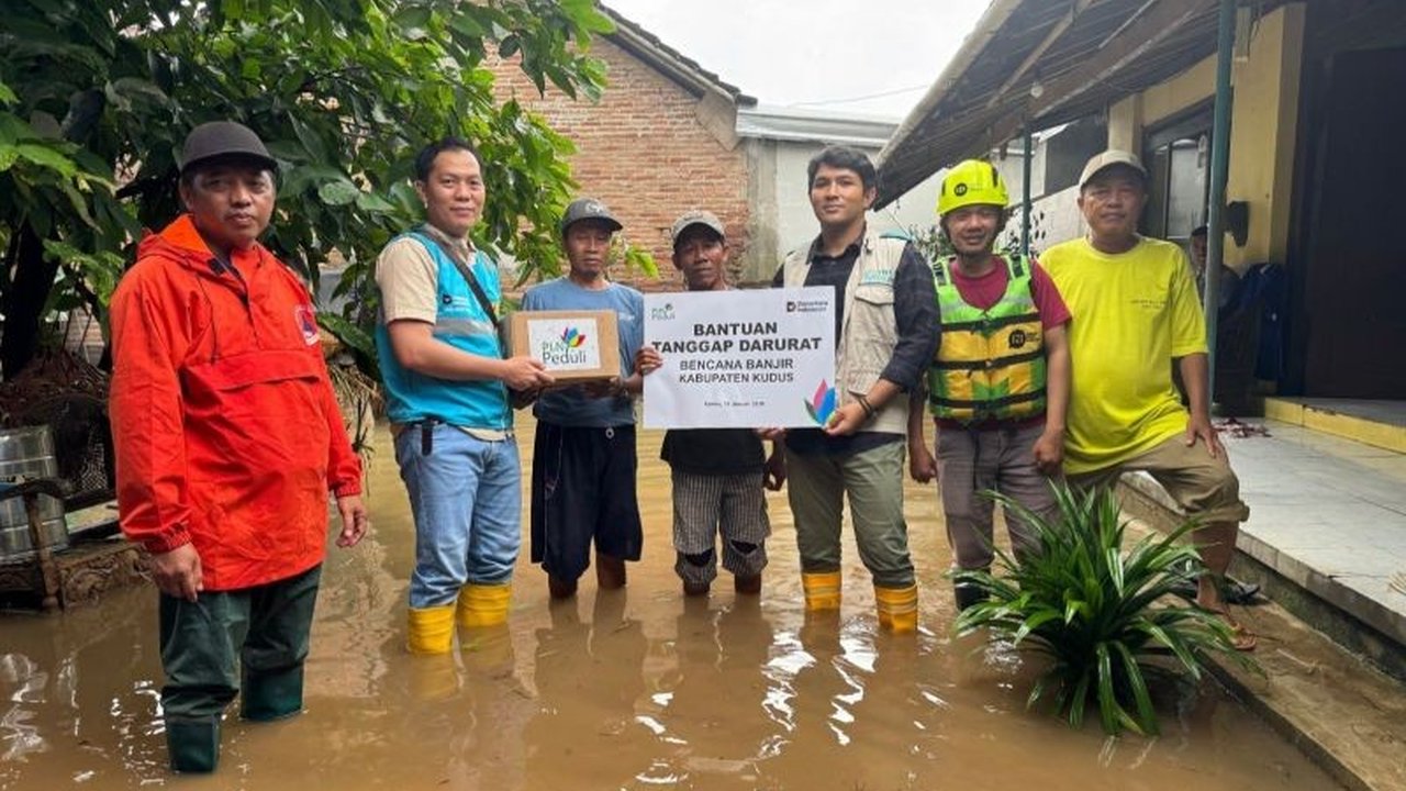 PT PLN (Persero) melalui program Tanggung Jawab Sosial dan Lingkungan (TJSL) menyalurkan bantuan banjir di tiga kabupaten di Jawa Tengah. Simak upaya PLN dalam meringankan beban masyarakat dan memulihkan kelistrikan.