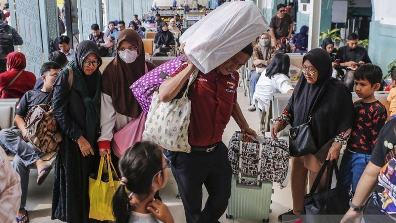 Pemerintah Provinsi DKI Jakarta mengambil langkah proaktif dalam Antisipasi Cuaca Ekstrem dengan menyemai garam di langit, sekaligus meningkatkan pengawasan transportasi publik dan menata infrastruktur kota.