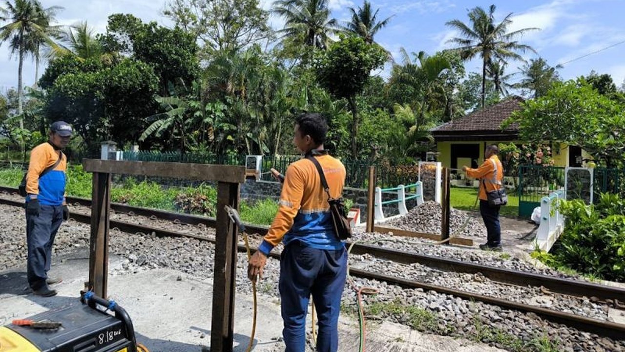 PT Kereta Api Indonesia (KAI) telah menutup 316 perlintasan sebidang sepanjang tahun 2025 sebagai langkah krusial dalam meningkatkan keselamatan dan kelancaran perjalanan kereta api.