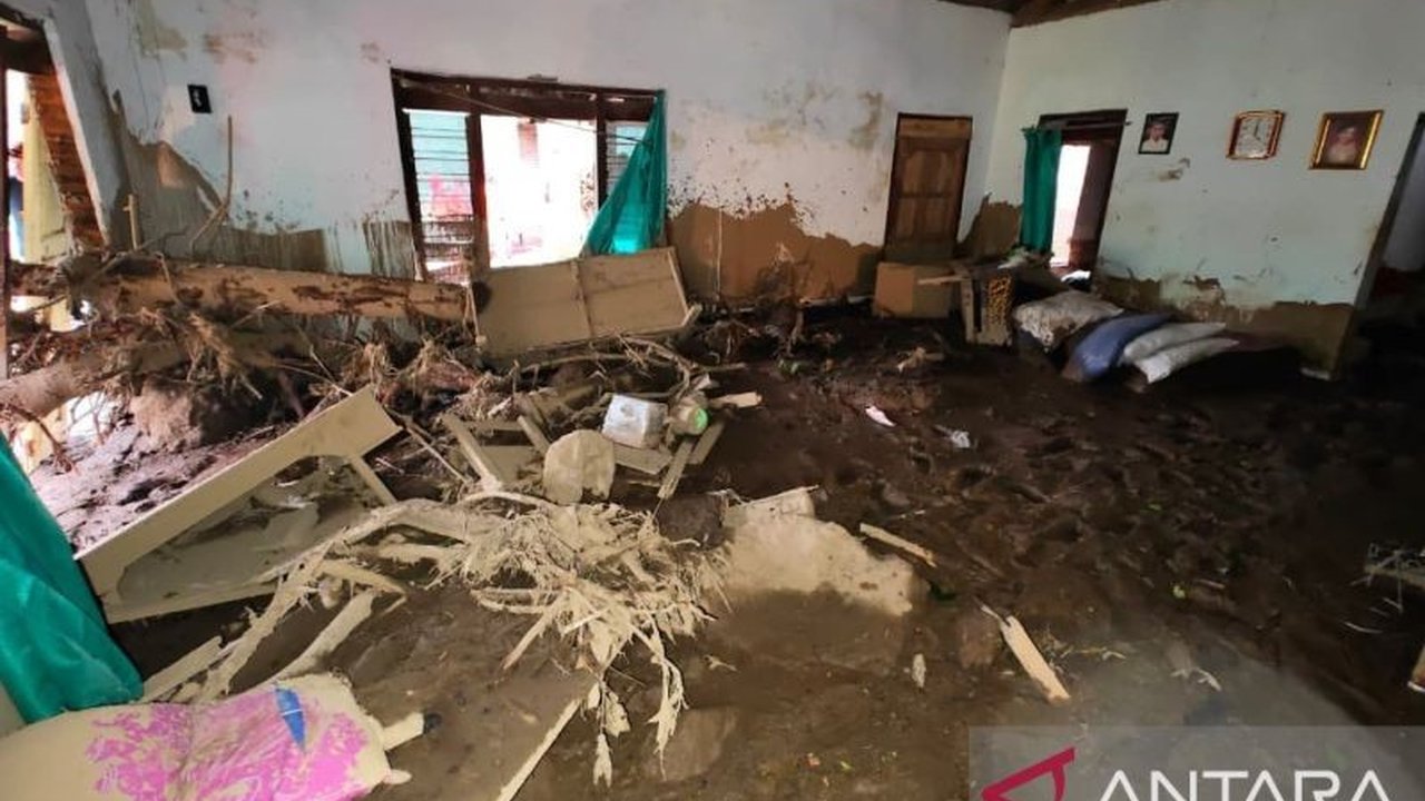 Kepala BNPB Suharyanto menegaskan komitmen penuh dalam memberikan bantuan bagi korban tanah longsor Jepara, meliputi penanganan warga, pemenuhan kebutuhan dasar, hingga percepatan perbaikan infrastruktur. Simak detail penanganan bencana ini.