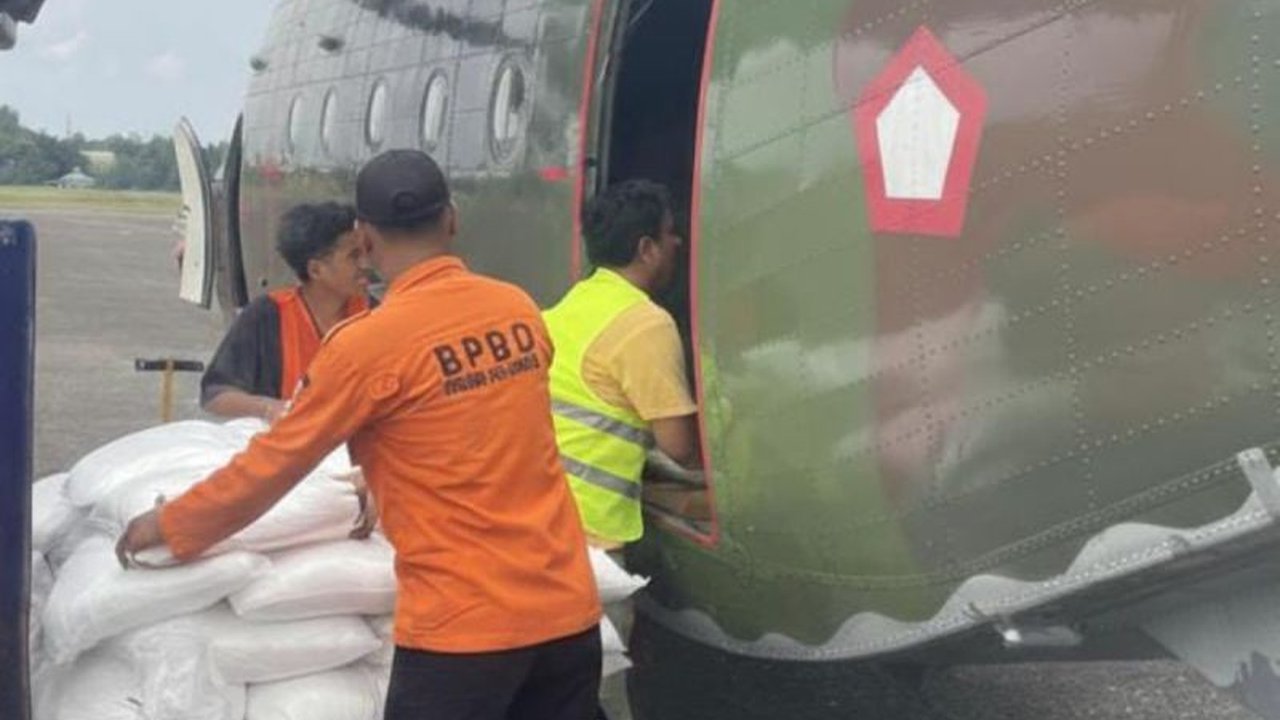 Badan Penanggulangan Bencana Daerah (BPBD) DKI Jakarta memulai Operasi Modifikasi Cuaca (OMC) dengan menyemai 1,6 ton NaCl untuk mengantisipasi potensi cuaca ekstrem dan mengurangi risiko banjir di Ibu Kota.