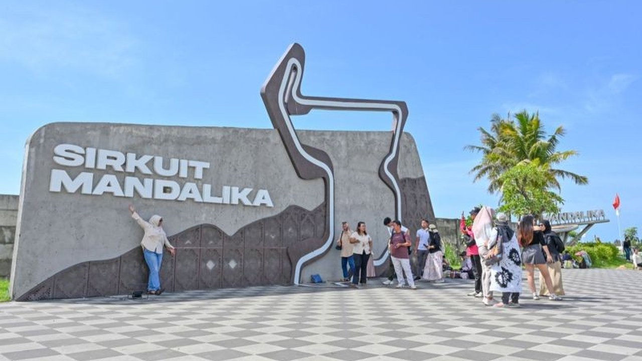 Kawasan Ekonomi Khusus (KEK) Mandalika mencatat lonjakan signifikan pada Kunjungan Wisatawan KEK Mandalika 2025, mencapai 1,4 juta orang, menandakan pemulihan sektor pariwisata yang kuat.