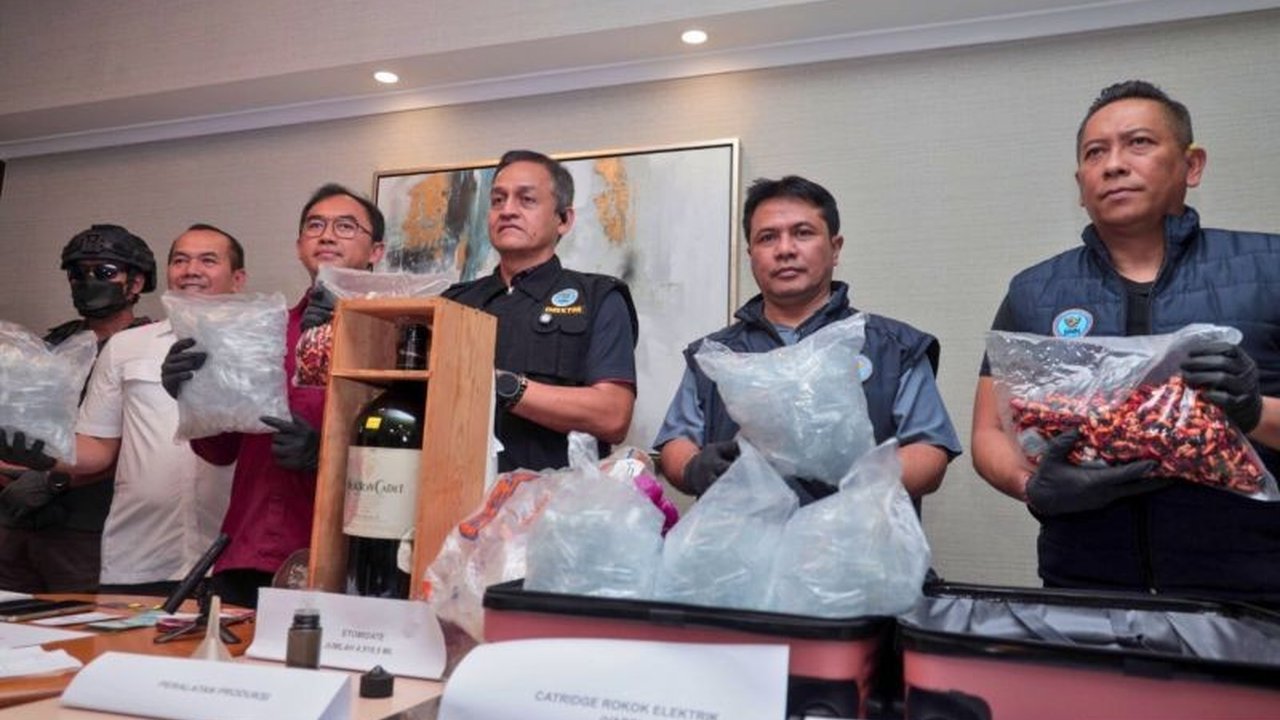 Badan Narkotika Nasional (BNN) berhasil membongkar pabrik narkoba cair vape jaringan internasional di sebuah apartemen di Jakarta Selatan, mengamankan dua WNA.