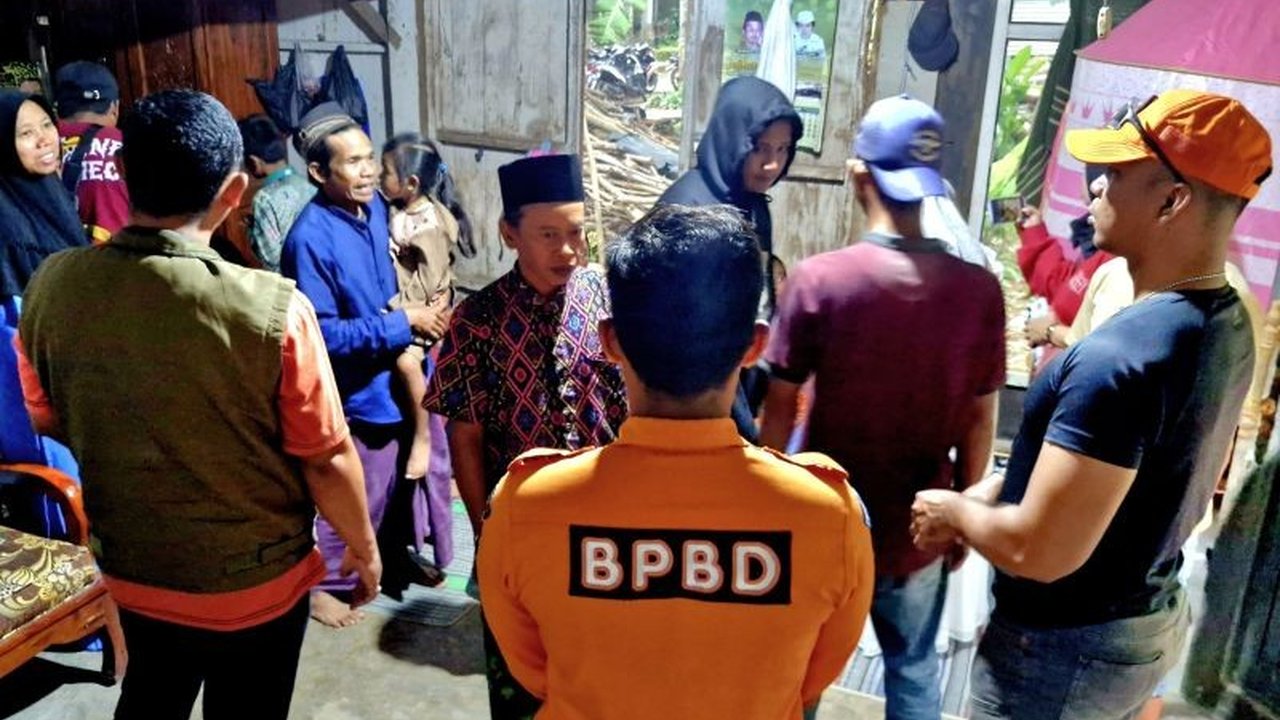BPBD Bondowoso mengimbau masyarakat untuk waspada pohon tumbang di tengah cuaca ekstrem. Peringatan ini menyusul insiden pohon tumbang yang melukai tiga orang di Bondowoso akibat angin kencang.