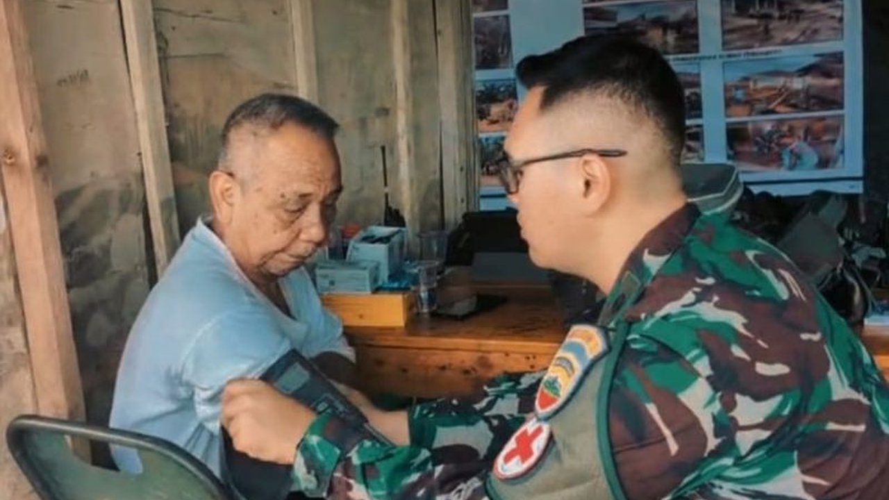 Satgas Kesehatan Kodam I/Bukit Barisan intensifkan Pelayanan Kesehatan TNI bagi warga terdampak banjir dan longsor di tiga kabupaten Sumut, wujud komitmen kemanusiaan.