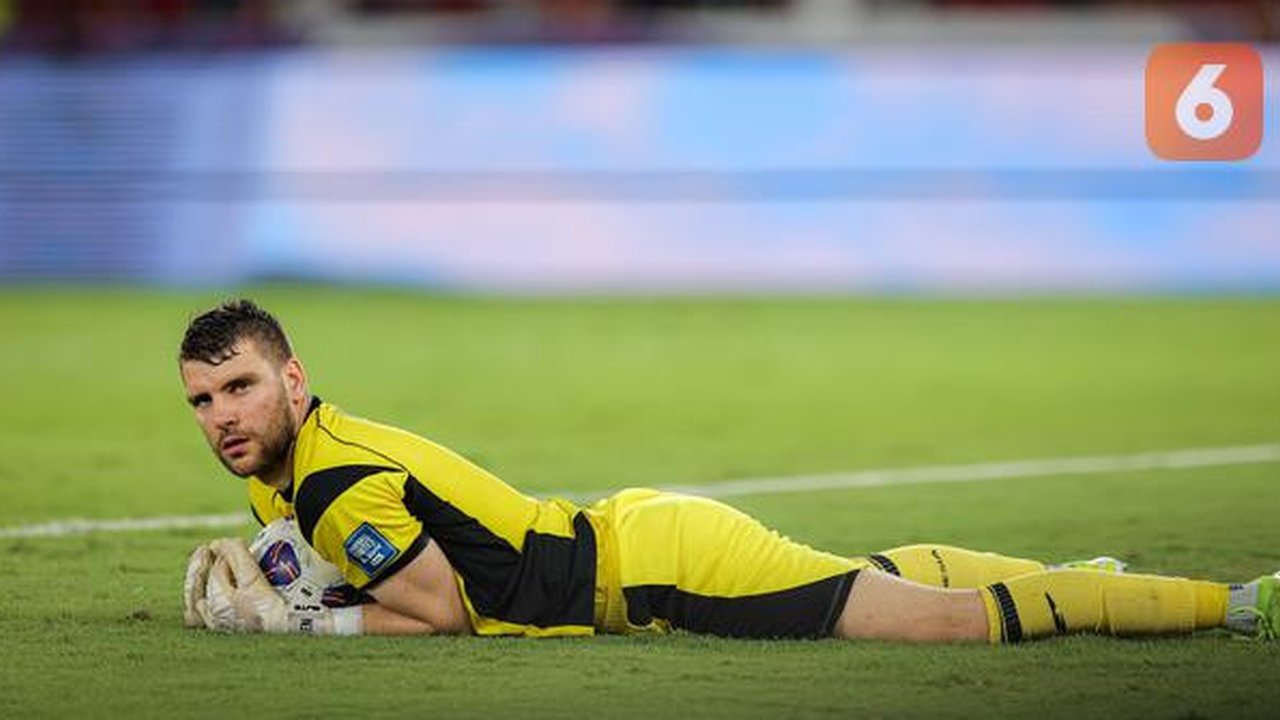 Kiper Timnas Indonesia, Maarten Paes, mengamankan bola di dalam dekapannya ketika menghadapi Bahrain dalam lanjutan Kualifikasi Piala Dunia 2026 zona Asia yang digelar di Stadion Utama Gel