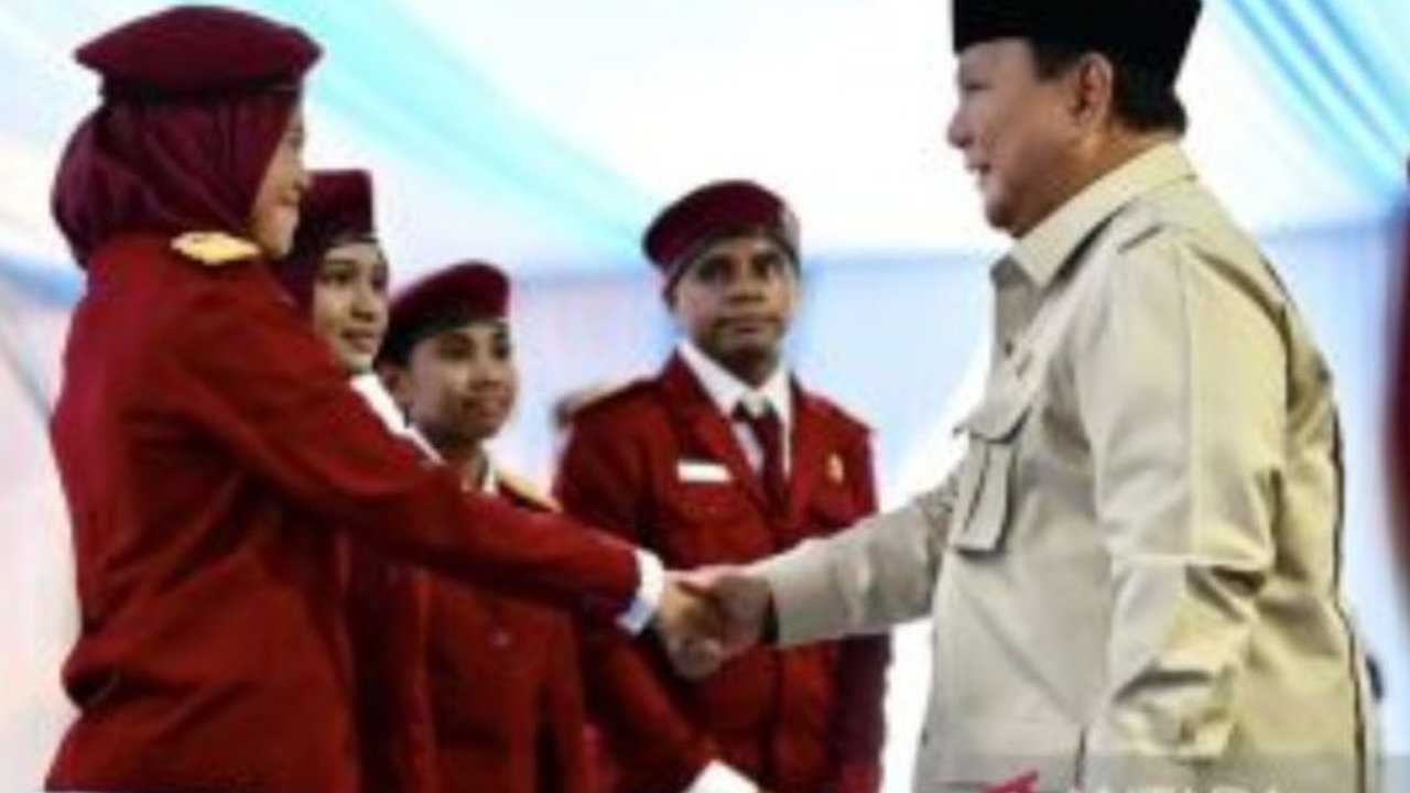 Presiden Prabowo Subianto meresmikan ratusan Sekolah Rakyat, sebuah terobosan pendidikan inklusif yang menawarkan harapan baru bagi anak-anak dari keluarga ekonomi lemah di Indonesia.