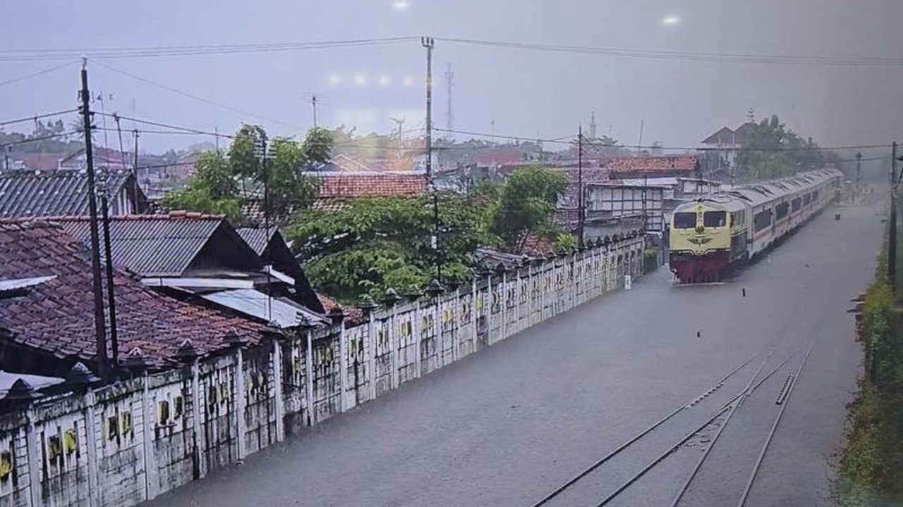 PT KAI Daop 2 Bandung melakukan pengalihan 145 penumpang KA Ciremai akibat banjir yang menggenangi jalur Pantura, menawarkan opsi KA Harina atau refund tiket.