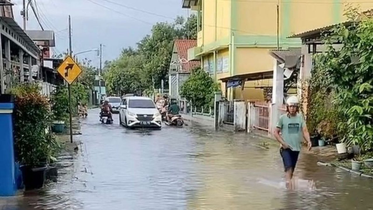 Hujan deras memicu Banjir dan Longsor Batang di 13 titik. Ribuan jiwa terpaksa mengungsi, Pemkab Batang terus siaga menghadapi potensi bencana susulan.