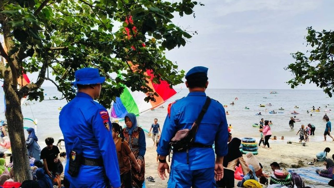 Satpolairud Polres Situbondo mengerahkan personel untuk pengamanan objek wisata pantai di Situbondo, memastikan keamanan dan kenyamanan wisatawan selama libur panjang Isra Miraj dan akhir pekan.