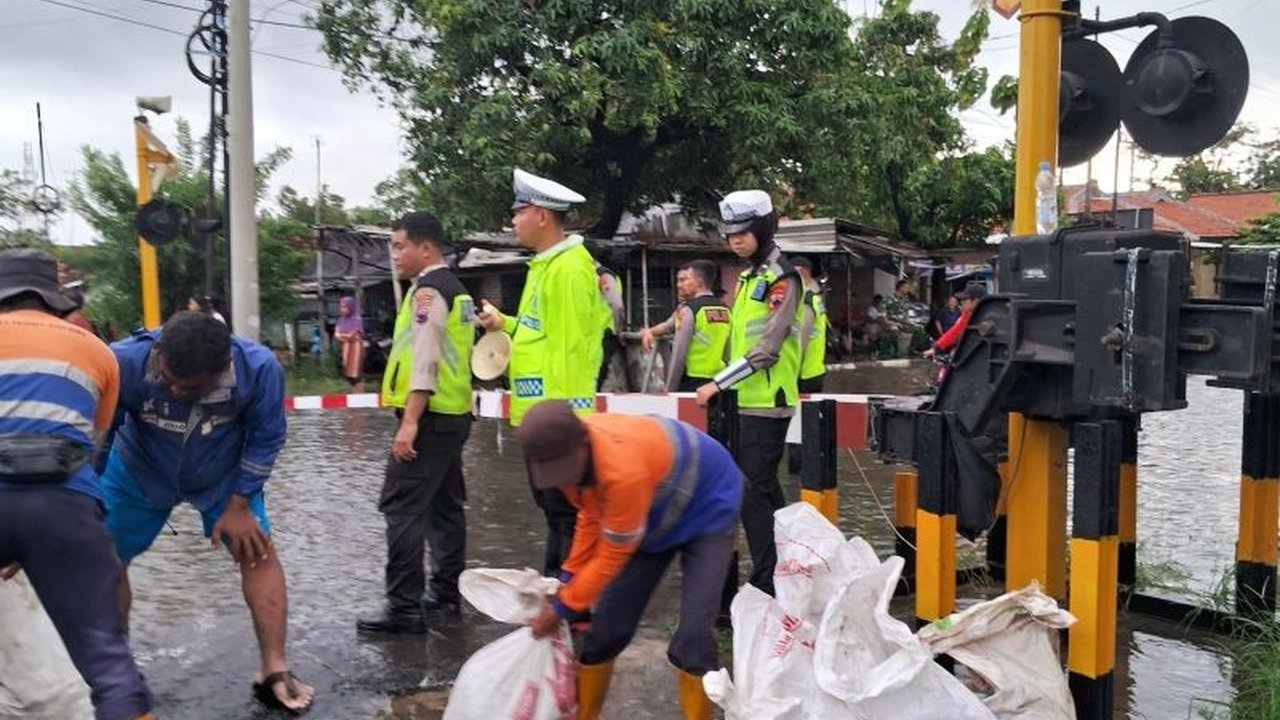 Genangan air di Pekalongan tidak menghambat Keberangkatan KA Madiun dan sekitarnya. PT KAI Daop 7 Madiun memastikan semua perjalanan kereta api jarak jauh tetap sesuai jadwal, memberikan ketenangan bagi ribuan penumpang.