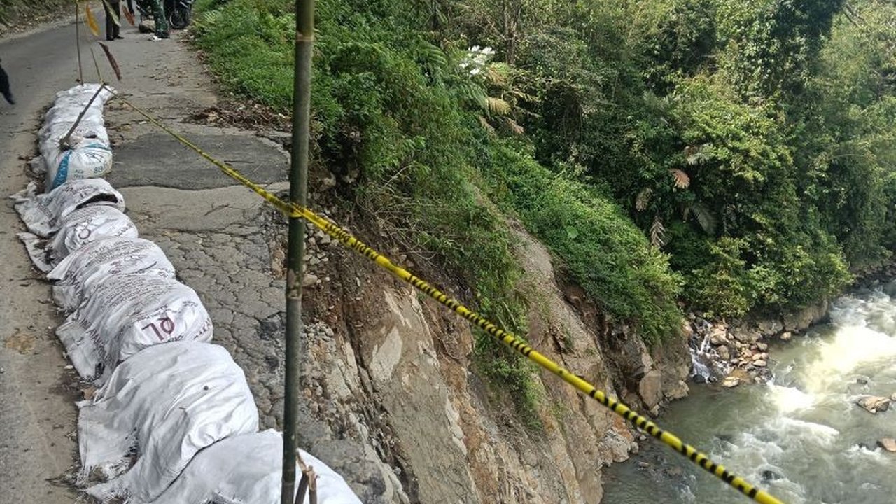 Bupati Pasaman Barat Yulianto menyatakan Jalan Talamau Pasaman Barat sangat rawan longsor, terutama dari Rimbo Kejahatan hingga Polong Anam, membahayakan pengendara dan menghambat konektivitas wilayah.