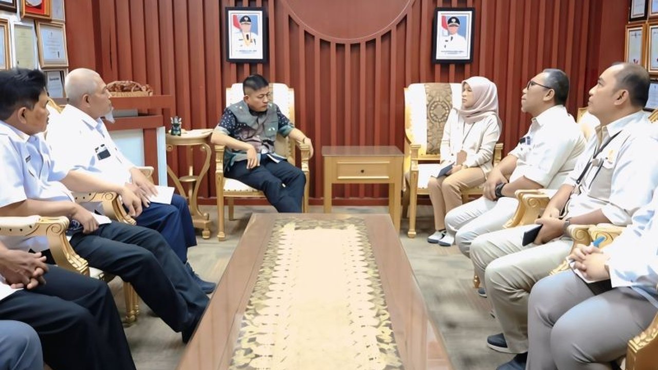 Kabupaten OKU Timur akan menerima bantuan renovasi 1.000 unit rumah melalui Program BSPS dari pemerintah pusat. Simak detail kriteria penerima dan jadwal pelaksanaannya yang menarik perhatian.