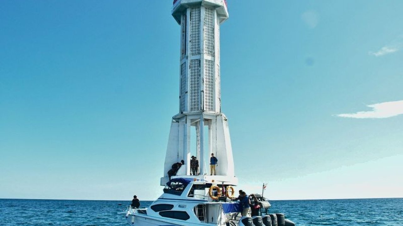 Pangkoarmada RI Laksamana Madya TNI Denih Hendrata meninjau Suar Karang Unarang untuk memperkuat pengamanan tapal batas laut Indonesia, sekaligus memastikan kedaulatan negara di perairan strategis.