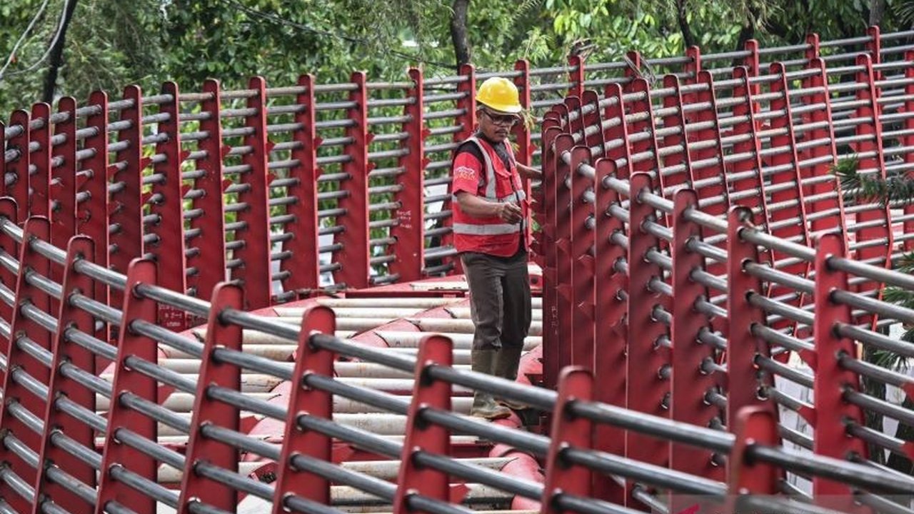 Progres pembangunan Taman Bendera Pusaka di Jakarta Selatan telah mencapai 77 persen per awal Januari 2026, dengan target peresmian pada Februari 2026. Taman ini diharapkan menjadi solusi banjir sekaligus ruang publik baru bagi warga Jakarta.
