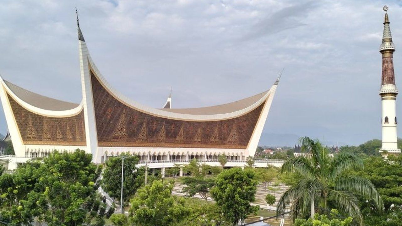 Sumatera Barat siap mendongkrak daya saing UMK dengan 32 ribu Sertifikasi Halal Gratis dari BPJPH pada 2026. Simak bagaimana program ini akan menguatkan ekosistem halal di Ranah Minang.